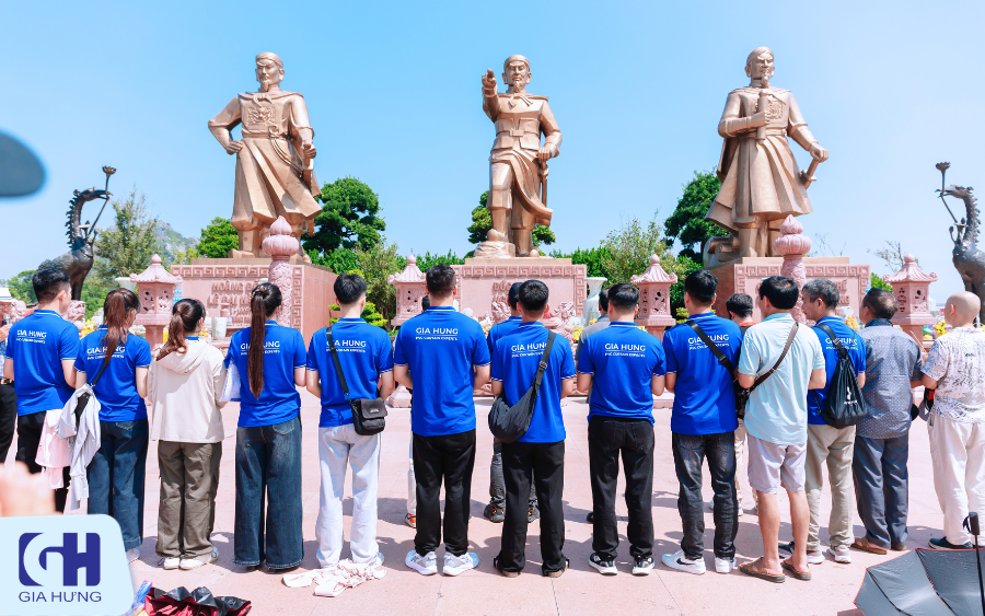 Đoàn Gia Hưng thành kính dâng hương tại di tích Bạch Đằng Giang